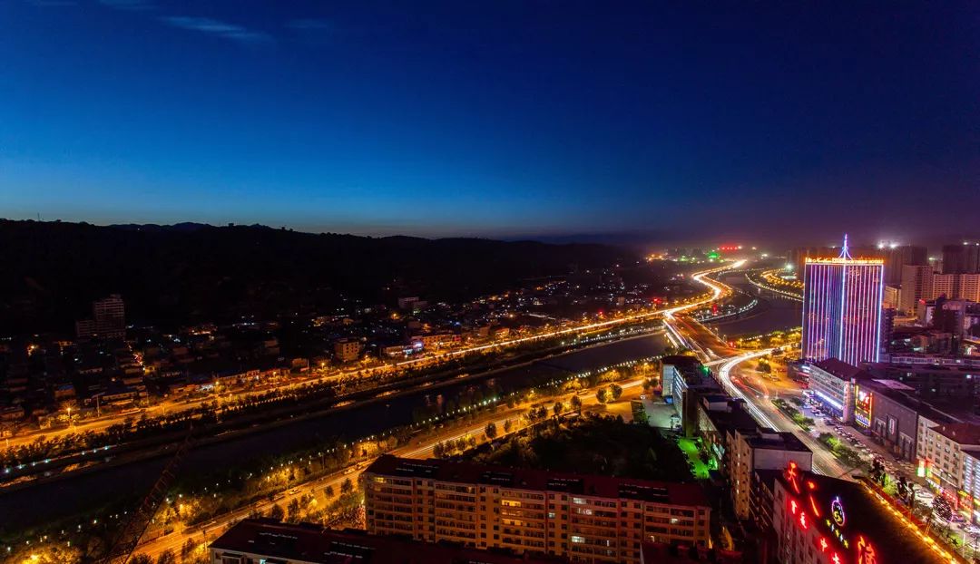 千年吕梁韵，诗意人生行